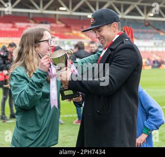 Wrexham, Wrexham County Borough, Wales. 26. März 2023 Rob McElhenney, Eigentümer der Wrexham Co, hat den Genero Adran North-Titel, während Wrexham Association Football Club Women V Connah's Quay Nomads Women at the Racecourse Ground in der Genero Adran North. (Bild: ©Cody Froggatt/Alamy Live News) Stockfoto