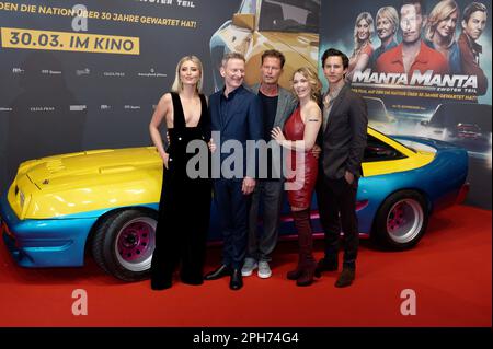 26. März 2023, Nordrhein-Westfalen, Köln: Schauspieler Luna Schweiger (l-r), Michael Kessler, Till Schweiger, Tina Ruland und Tim Oliver Schultz kommen zur Premiere des Films "Manta Manta - Zwoter Teil". Foto: Henning Kaiser/dpa Stockfoto