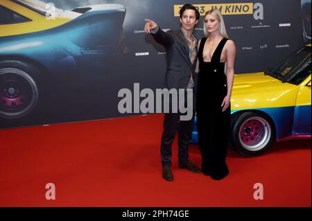 26. März 2023, Nordrhein-Westfalen, Köln: Schauspieler Tim Oliver Schultz (l) und Luna Schweiger kommen zur Premiere des Films "Manta Manta - Zwoter Teil". Foto: Henning Kaiser/dpa Stockfoto