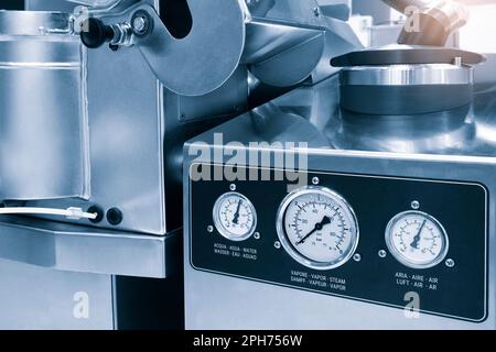 Industrieller, offener Lebensmittelmischer mit Messern in der Lebensmittelindustrie aus Nahaufnahme. Industrieller offener Mischer für Nahaufnahmen in der Lebensmittelindustrie Stockfoto