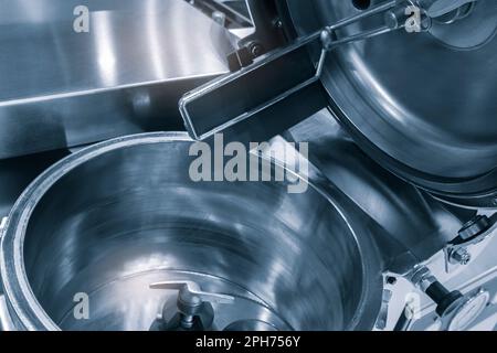 Industrieller, offener Lebensmittelmischer mit Messern in der Lebensmittelindustrie aus Nahaufnahme. Industrieller offener Mischer für Nahaufnahmen in der Lebensmittelindustrie Stockfoto