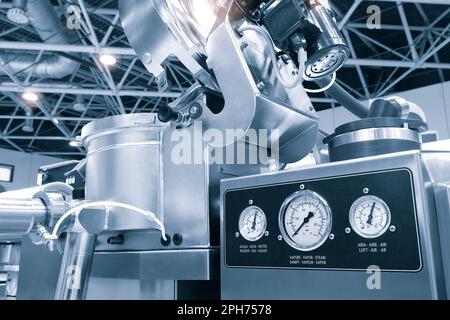 Industrieller, offener Lebensmittelmischer mit Messern in der Lebensmittelindustrie aus Nahaufnahme. Industrieller offener Mischer für Nahaufnahmen in der Lebensmittelindustrie Stockfoto