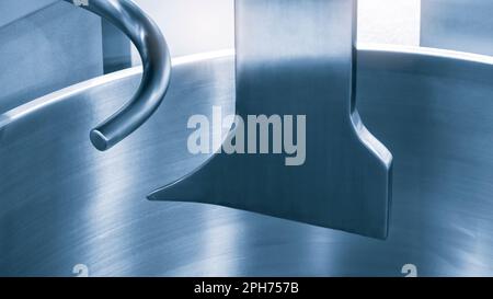 Industrieller, offener Lebensmittelmischer mit Messern in der Lebensmittelindustrie aus Nahaufnahme. Industrieller offener Mischer für Nahaufnahmen in der Lebensmittelindustrie Stockfoto