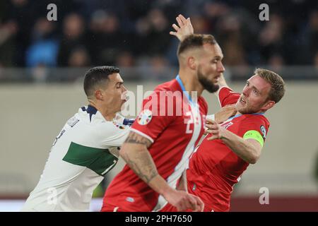 Luxemburg, Luxemburg. 26. März 2023. Der portugiesische Cristiano Ronaldo und der luxemburgische Laurent Jans wurden bei einem Fußballspiel zwischen den Nationalmannschaften von Luxemburg und Portugal am Sonntag, dem 26. März 2023, in Luxemburg-Stadt, dem zweiten (von 8) Qualifikationsspiel zur Euro 2024 dargestellt. BELGA FOTO BRUNO FAHY Kredit: Belga News Agency/Alamy Live News Stockfoto