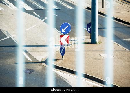 Pfeilschild auf der Straße Stockfoto