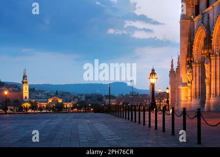 Blick auf den Kossuth Lajos-Platz bei Nacht mit Parlamentsdetails, Budapest Stockfoto