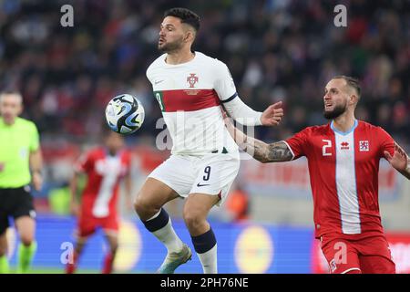 Luxemburg, Luxemburg. 26. März 2023. Der portugiesische Goncalo Ramos und der luxemburgische Maxime Chanot kämpfen um den Ball während eines Fußballspiels zwischen den Nationalmannschaften von Luxemburg und Portugal am Sonntag, den 26. März 2023 in Luxemburg-Stadt, dem Großherzogtum Luxemburg, dem zweiten (von 8) Qualifikationsspiel zur Euro 2024. BELGA FOTO BRUNO FAHY Kredit: Belga News Agency/Alamy Live News Stockfoto