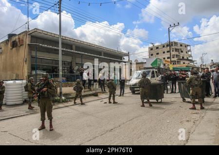 Nablus, Palästina. 26. März 2023. Nach einem Schussanschlag auf zwei israelische Soldaten breiteten sich in der Stadt Hawara südlich von Nablus im besetzten Westjordanland die israelischen Streitkräfte in der ganzen Stadt aus. Unruhen zwischen Palästinensern, jüdischen Siedlern und israelischen Soldaten in der Stadt Hawara, nachdem die Siedler ein hartes Vorgehen gegen Palästinenser forderten, nachdem ein Palästinenser das Feuer auf einen Militärposten eröffnete und zwei israelische Soldaten verletzte. Das ist der dritte Schussanschlag in der Stadt diesen Monat. Kredit: SOPA Images Limited/Alamy Live News Stockfoto