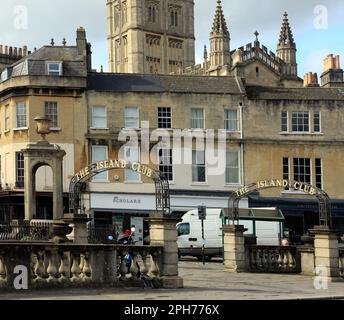 Der Inselclub, Bath. Vor Ort bekannt als Bog Island, die früher öffentliche Annehmlichkeiten im Zentrum von Bath war. Aufgenommen Am 2023. März. Zyl Stockfoto