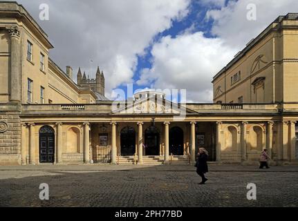 Eintritt zu den römischen Bädern, Bath, Somerset. Aufgenommen Am 2023. März. Stockfoto