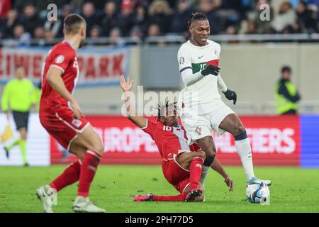 Luxemburg, Luxemburg. 26. März 2023. Der luxemburgische Leandro Barreiro und der portugiesische Rafael Leao kämpfen um den Ball während eines Fußballspiels zwischen den luxemburgischen und portugiesischen Nationalmannschaften am Sonntag, den 26. März 2023, in Luxemburg-Stadt, dem zweiten (von 8) Qualifikationsspiel zur Euro 2024. BELGA FOTO BRUNO FAHY Kredit: Belga News Agency/Alamy Live News Stockfoto