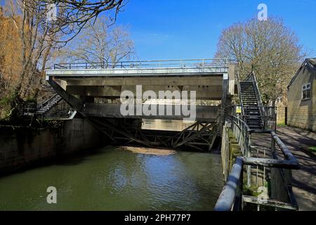 Pulteney Radial Gate Hochwasserschutz, Fluss Avon, Bath bei der Pulteney Brücke. Aufgenommen Am 2023. März. Zyl Stockfoto