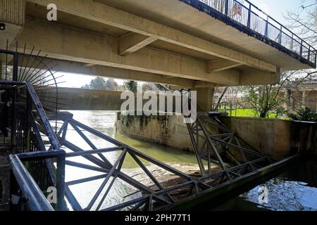 Pulteney Radial Gate Hochwasserschutz, Fluss Avon, Bath bei der Pulteney Brücke. Aufgenommen Am 2023. März. Zyl Stockfoto