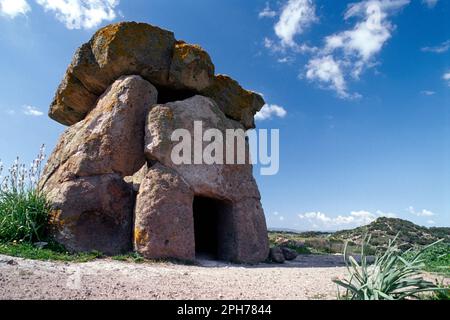 Dolmen ' Sa Coveccada'. Moral. Sassari. Sardegna. Italia. Die Sa Coveccada Dolmen. sardinien Italien Stockfoto