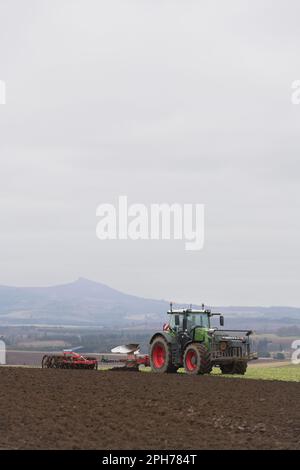 Pflügen in grüner Gülle auf einem Aberdeenshire-Feld vor Bennachie mit einem Fendt-Traktor, der einen Kverneland Reversible Pflug und Doppelpacker schleppt Stockfoto