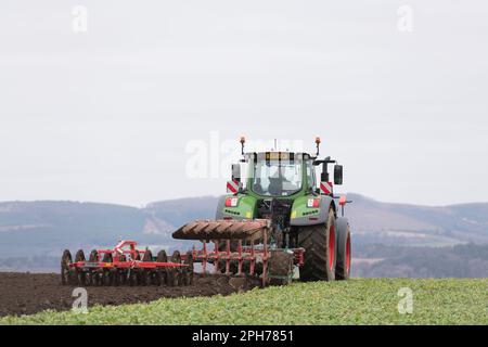 Ein Fendt-Traktor, der einen Kverneland Reversible Pflug und Doppelpacker beim Pflügen in Wicken zieht, der als Gründung angebaut wird Stockfoto