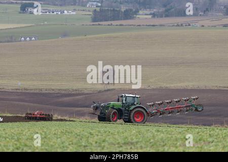 Ein Fendt-Traktor mit Kverneland Reversible Pflug und Doppelpacker, der beim Pflügen von Gründung am Ende eines Feldes dreht Stockfoto