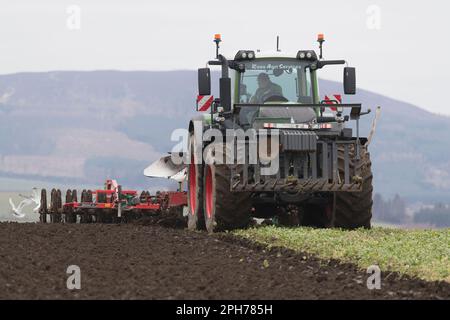 Vorderansicht eines Fendt-Traktors beim Pflügen in Leguminosen mit umkehrbarem Pflug und Kverneland-Doppelpacker Stockfoto