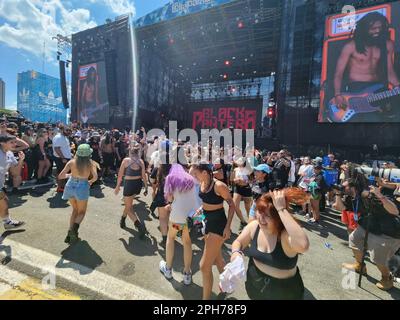 Sao Paulo, Sao Paulo, Brasilien. 26. März 2023. (INT) Lollapalooza Musical Show 2023 in Brasilien. 26. März 2023, Sao Paulo, Brasilien: Allgemeine Bewegung der Fans bei der 10. Ausgabe von Lollapalooza 2023 in Sao Paulo, Brasilien, auf Domingo (26) auf der Interlagos Autodrome Racetrack. Kredit: ZUMA Press, Inc./Alamy Live News Stockfoto