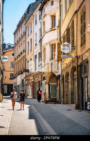 Blick auf die Rue Marchande, eine malerische Straße der Altstadt von Vienne, an einem Sommertag (Isere, Frankreich) Stockfoto