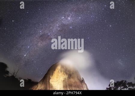 Milchstraße im Hintergrund mit Pedra Azul im Vordergrund, berühmter Touristenort in der Bergregion des Bundesstaates Espírito Santo, Brasilien. Stockfoto