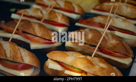 Typischer Mini-Burger-Snack aus dem Baskenland, Pinchos oder Pinxtos, kleines Stück Brot mit verschiedenen Belägen, serviert in der Bar in San-Sebastian oder Bilba Stockfoto