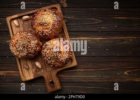 Süße und herzhafte französische Kuchen mit Sesam Stockfoto