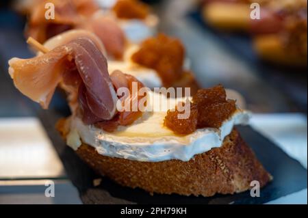 Typischer Mini-Burger-Snack aus dem Baskenland, Pinchos oder Pinxtos, kleines Stück Brot mit verschiedenen Belägen, serviert in der Bar in San-Sebastian oder Bilba Stockfoto