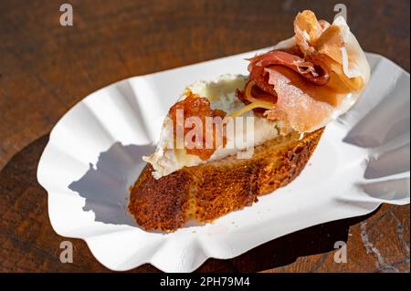 Typischer Mini-Burger-Snack aus dem Baskenland, Pinchos oder Pinxtos, kleines Stück Brot mit verschiedenen Belägen, serviert in der Bar in San-Sebastian oder Bilba Stockfoto