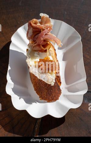 Typischer Mini-Burger-Snack aus dem Baskenland, Pinchos oder Pinxtos, kleines Stück Brot mit verschiedenen Belägen, serviert in der Bar in San-Sebastian oder Bilba Stockfoto