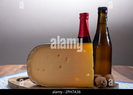 Käse und Bier, belgisches Bier und alter gelber Kuhmilchkäse aus Brügge, Belgien Stockfoto