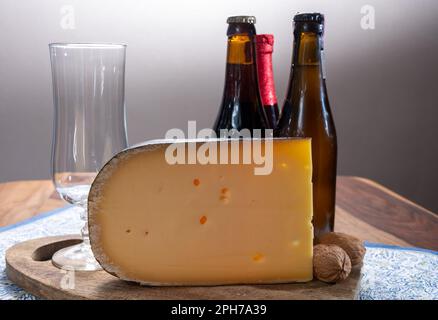 Käse und Bier, belgisches Bier und alter gelber Kuhmilchkäse aus Brügge, Belgien Stockfoto