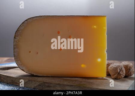 Käsesammlung, belgischer alter gelber Kuhmilchkäse aus Brügge, Käse und Bier Stockfoto