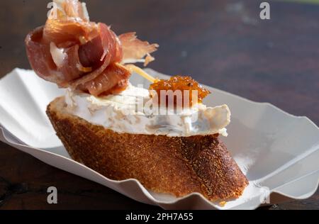 Typischer Mini-Burger-Snack aus dem Baskenland, Pinchos oder Pinxtos, kleines Stück Brot mit verschiedenen Belägen, serviert in der Bar in San-Sebastian oder Bilba Stockfoto