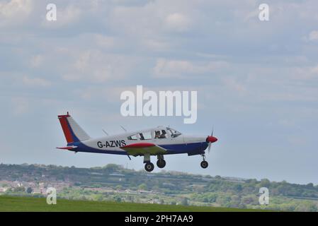 Ein Piper PA-28R Cherokee Arrow 180, eingetragen G-AZWS, startet vom Flugplatz Compton Abbas. Stockfoto