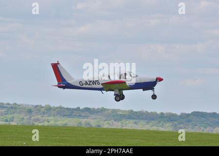 Ein Piper PA-28R Cherokee Arrow 180, eingetragen G-AZWS, startet vom Flugplatz Compton Abbas. Stockfoto