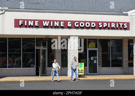 Sunbury, Pennsylvania, USA. 26. März 2023. Ein Mann und eine Frau werden gesehen, wie sie einen Fine Wine & Good Spirits Store am Sunbury Plaza verlassen. Das Pennsylvania Liquor Control Board, eine Agentur des Commonwealth of Pennsylvania, betreibt fast 600 Läden für gute Weine und Spirituosen. (Credit Image: © Paul Weaver/SOPA Images via ZUMA Press Wire) NUR ZUR REDAKTIONELLEN VERWENDUNG! Nicht für den kommerziellen GEBRAUCH! Stockfoto