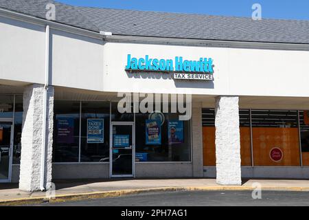 Sunbury, Pennsylvania, USA. 26. März 2023. Außenansicht des Jackson Hewitt Tax Service im Sunbury Plaza. (Credit Image: © Paul Weaver/SOPA Images via ZUMA Press Wire) NUR ZUR REDAKTIONELLEN VERWENDUNG! Nicht für den kommerziellen GEBRAUCH! Stockfoto