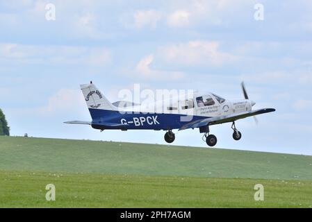 Ein Piper PA-28-161 Warrior II, registriert G-BPCK, startet vom Compton Abbas Flugplatz. Stockfoto