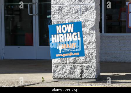 Sunbury, Pennsylvania, USA. 26. März 2023. Im Majik Rent-to-Own Möbel- und Haushaltswarenladen am Sunbury Plaza ist ein „Hiring“-Schild zu sehen. Majik ist ein Familienunternehmen mit 13 Standorten im Zentrum von Pennsylvania. (Credit Image: © Paul Weaver/SOPA Images via ZUMA Press Wire) NUR ZUR REDAKTIONELLEN VERWENDUNG! Nicht für den kommerziellen GEBRAUCH! Stockfoto