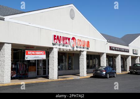 Sunbury, Pennsylvania, USA. 26. März 2023. Im Family Dollar Store am Sunbury Plaza ist ein Schild zu sehen. (Credit Image: © Paul Weaver/SOPA Images via ZUMA Press Wire) NUR ZUR REDAKTIONELLEN VERWENDUNG! Nicht für den kommerziellen GEBRAUCH! Stockfoto