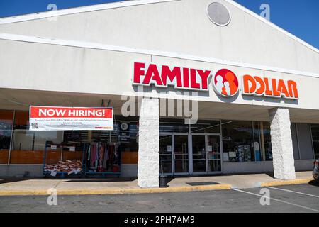 Sunbury, Pennsylvania, USA. 26. März 2023. Im Family Dollar Store am Sunbury Plaza ist ein Schild zu sehen. (Credit Image: © Paul Weaver/SOPA Images via ZUMA Press Wire) NUR ZUR REDAKTIONELLEN VERWENDUNG! Nicht für den kommerziellen GEBRAUCH! Stockfoto