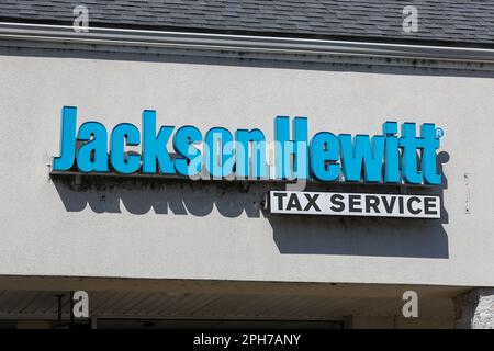 Sunbury, Pennsylvania, USA. 26. März 2023. Außenansicht des Jackson Hewitt Tax Service im Sunbury Plaza. (Credit Image: © Paul Weaver/SOPA Images via ZUMA Press Wire) NUR ZUR REDAKTIONELLEN VERWENDUNG! Nicht für den kommerziellen GEBRAUCH! Stockfoto