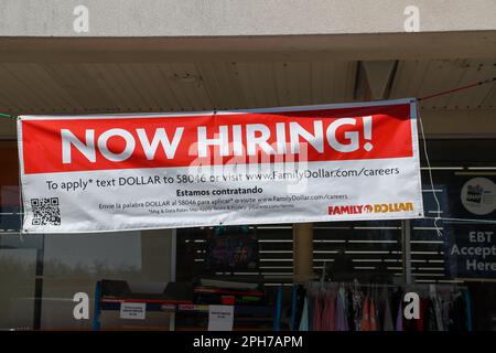 Sunbury, Pennsylvania, USA. 26. März 2023. Im Family Dollar Store am Sunbury Plaza ist ein Schild zu sehen. (Credit Image: © Paul Weaver/SOPA Images via ZUMA Press Wire) NUR ZUR REDAKTIONELLEN VERWENDUNG! Nicht für den kommerziellen GEBRAUCH! Stockfoto