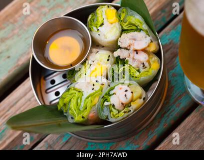 Leckere Ceviche-Rollen aus weißem Fisch mit Reispapier im vietnamesischen Stil Stockfoto