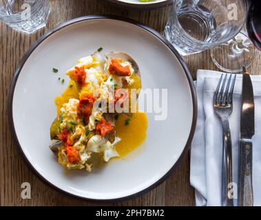Gegrillte Kartoffel mit würziger Wurstpastete und Eiern, auf dem Teller Stockfoto