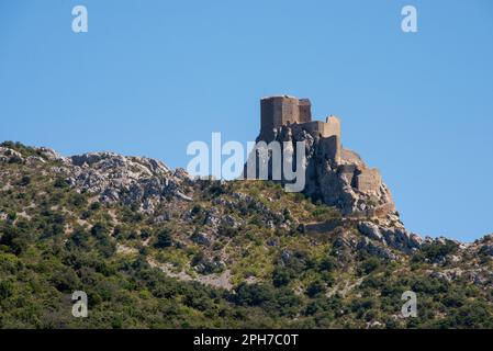 Die Burg Quéribus, eine der Katharschlösser Südfrankreichs, wurde in einer strategischen Lage auf einem Kamm in den Pyrenäen erbaut Stockfoto