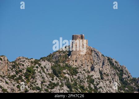 Die Burg Quéribus, eine der Katharschlösser Südfrankreichs, wurde in einer strategischen Lage auf einem Kamm in den Pyrenäen erbaut Stockfoto