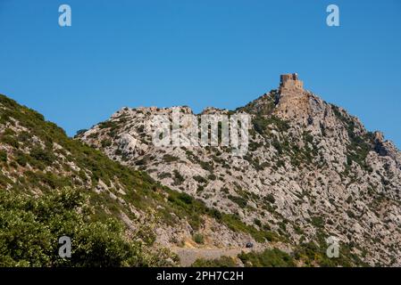 Die Burg Quéribus, eine der Katharschlösser Südfrankreichs, wurde in einer strategischen Lage auf einem Kamm in den Pyrenäen erbaut Stockfoto