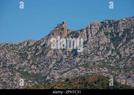 Die Burg Quéribus, eine der Katharschlösser Südfrankreichs, wurde in einer strategischen Lage auf einem Kamm in den Pyrenäen erbaut Stockfoto